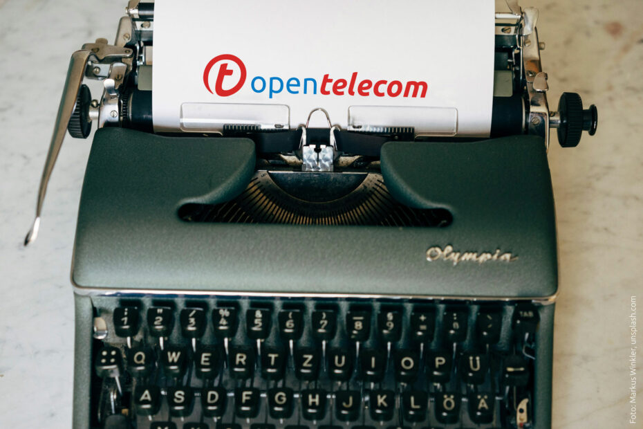 Schreibmaschine 70er Jahre Stil mit eingespanntem Blatt und Logo der Opentelecom